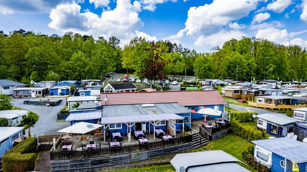 Drohnen-Luftaufnahme: Restaurant mit Terrasse im Sauerland – freiwerk