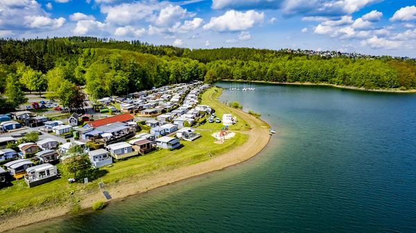 Drohnen-Luftaufnahme: Hotel und Außenanlage im Sauerland – freiwerk