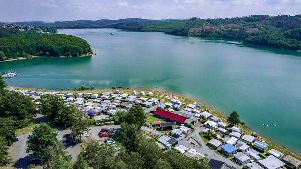 Drohnen-Luftaufnahme: Restaurant mit Terrasse im Sauerland – freiwerk