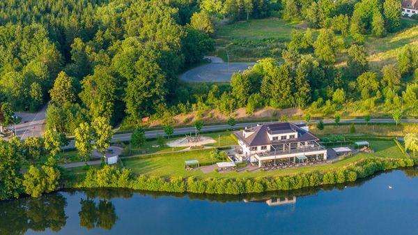 Drohnen-Luftaufnahme: Hotel und Außenanlage im Sauerland – freiwerk