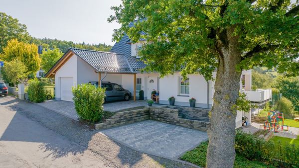 Drohnen-Luftaufnahme: Fassade und Gerüst im Sauerland – freiwerk