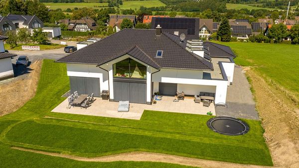 Drohnen-Luftaufnahme: Dachfläche im Sauerland – freiwerk