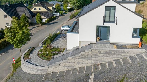 Drohnen-Luftaufnahme: Baustelle von oben im Sauerland – freiwerk