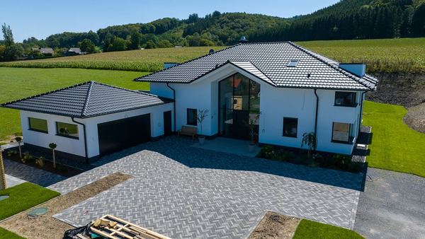 Drohnen-Luftaufnahme: Dachfläche im Sauerland – freiwerk