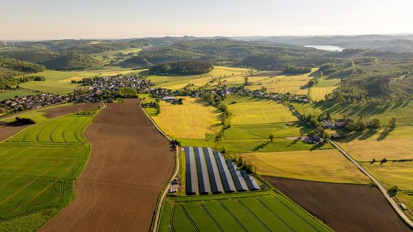 Drohnen-Luftaufnahme: Außenanlage im Sauerland – freiwerk
