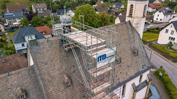Drohnen-Luftaufnahme: Fassade und Gerüst im Sauerland – freiwerk