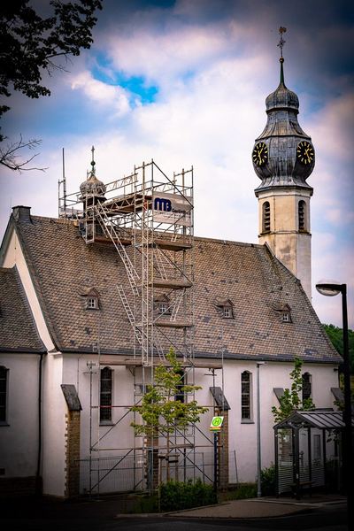 Drohnen-Luftaufnahme: Fassade und Gerüst im Sauerland – freiwerk