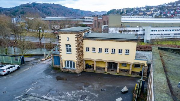 Drohnen-Luftaufnahme: Gebäude von oben im Sauerland – freiwerk