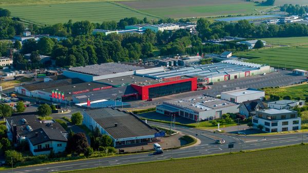 Drohnen-Luftaufnahme: Gebäude von oben im Sauerland – freiwerk