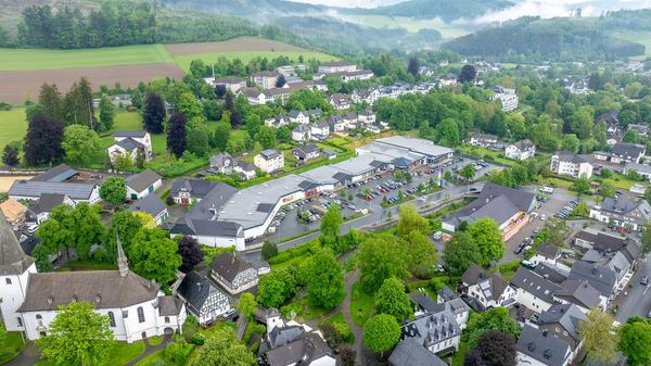Drohnen-Luftaufnahme: Gebäude von oben im Sauerland – freiwerk