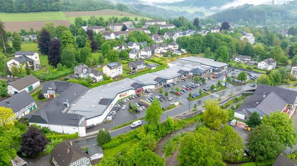 Drohnen-Luftaufnahme: Immobilie mit Umgebung im Sauerland – freiwerk