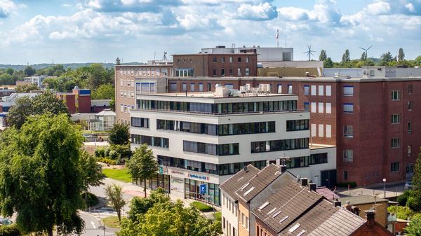 Drohnen-Luftaufnahme: Gebäude von oben im Sauerland – freiwerk