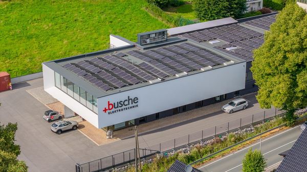 Drohnen-Luftaufnahme: Gebäude von oben im Sauerland – freiwerk