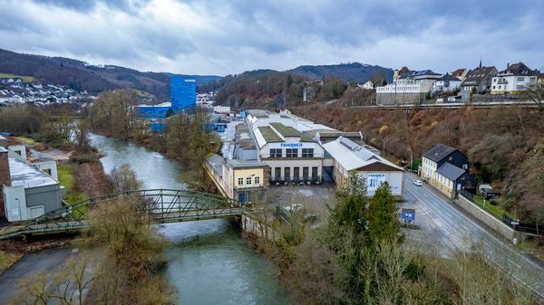 Drohnen-Luftaufnahme: Produktionsstandort im Sauerland – freiwerk