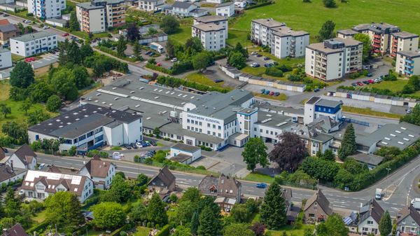 Drohnen-Luftaufnahme: Produktionsstandort im Sauerland – freiwerk