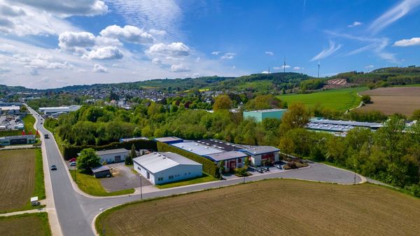 Drohnen-Luftaufnahme: Werksgelände im Sauerland – freiwerk