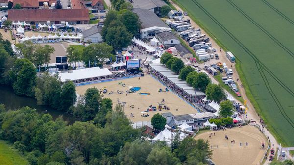 Drohnen-Luftaufnahme: Veranstaltung in der Übersicht im Sauerland – freiwerk