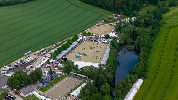 Drohnen-Luftaufnahme: Publikum und Bühne im Sauerland – freiwerk