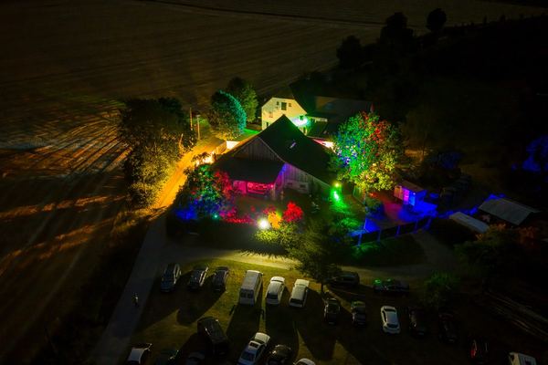 Drohnen-Luftaufnahme: Veranstaltung in der Übersicht im Sauerland – freiwerk