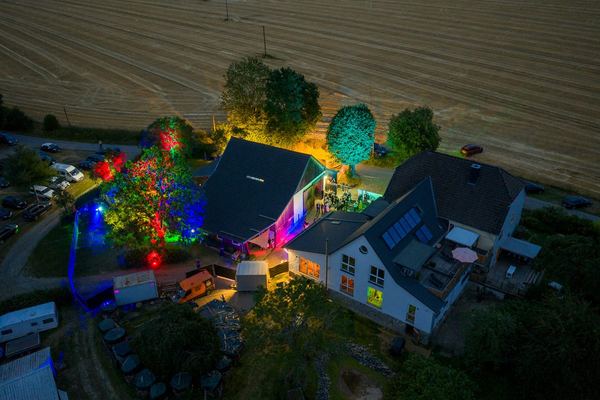 Drohnen-Luftaufnahme: Veranstaltung in der Übersicht im Sauerland – freiwerk